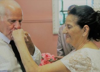 Casal de idosos dão match no Tinder e se casam