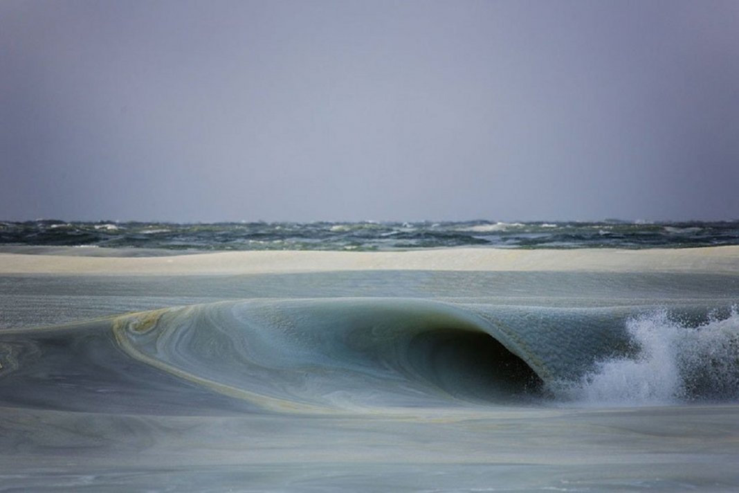 Ondas de praia americana são congeladas após ter frio intenso e as imagens são de impressionar