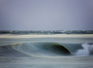 Ondas de praia americana são congeladas após ter frio intenso e as imagens são de impressionar