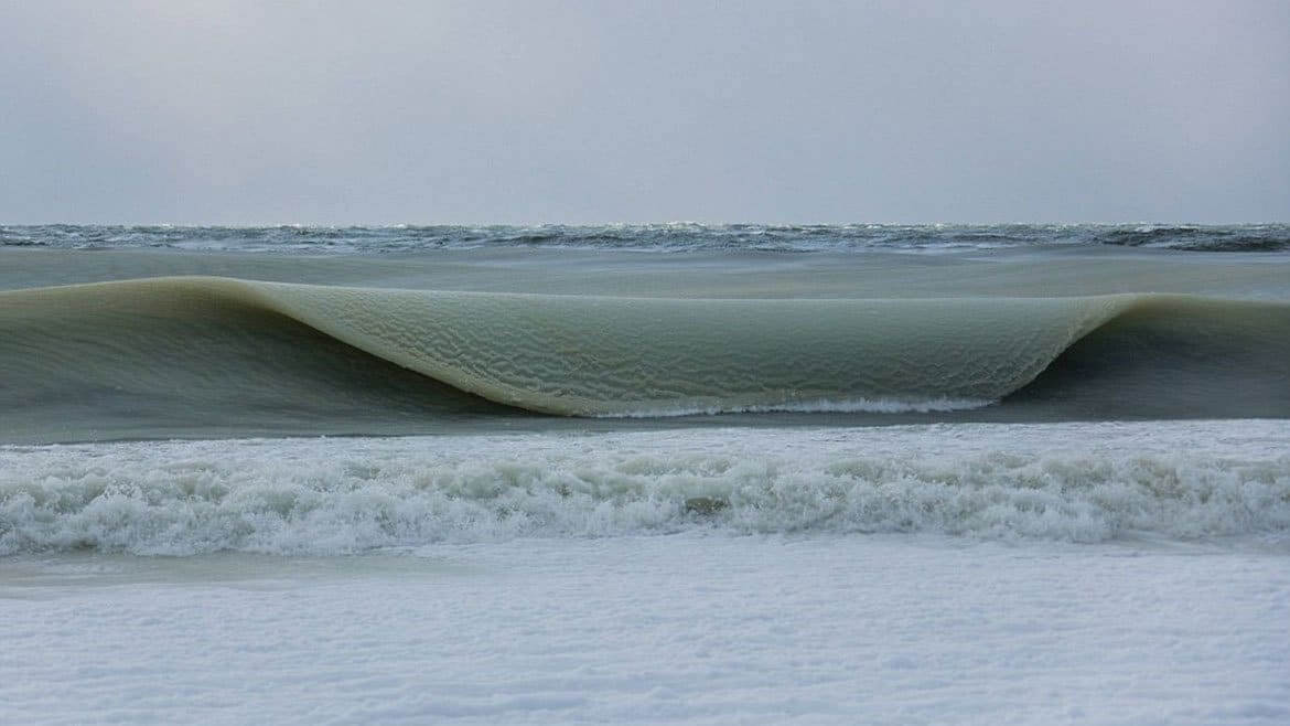 revistacarpediem.com - Ondas de praia americana são congeladas após ter frio intenso e as imagens são de impressionar