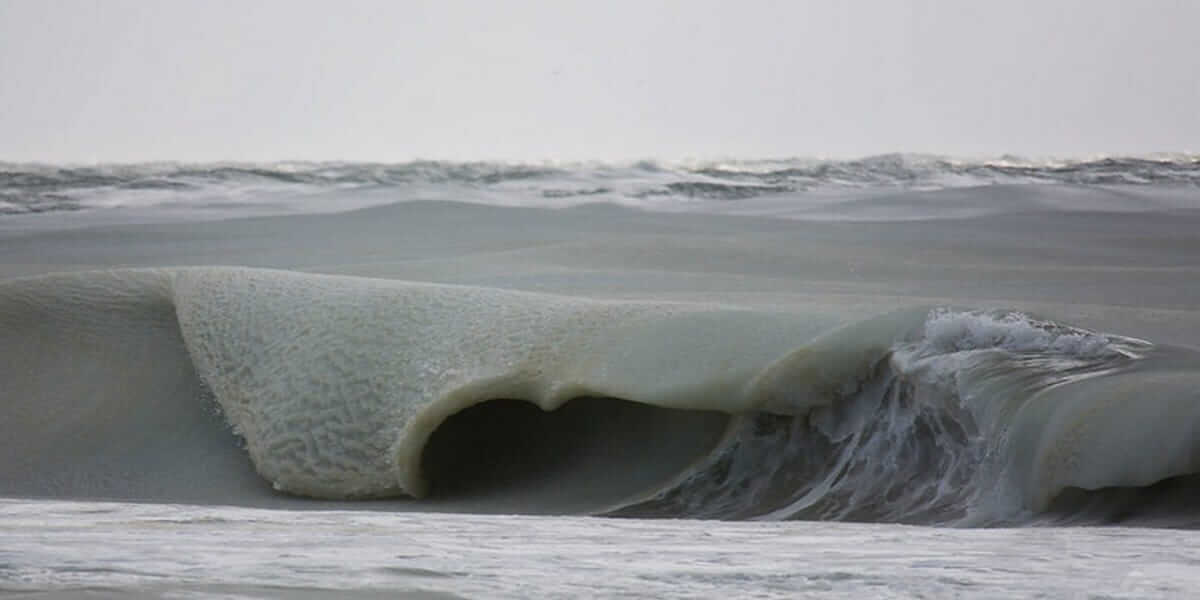 revistacarpediem.com - Ondas de praia americana são congeladas após ter frio intenso e as imagens são de impressionar