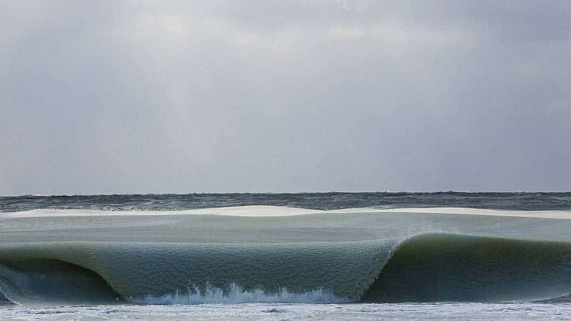 revistacarpediem.com - Ondas de praia americana são congeladas após ter frio intenso e as imagens são de impressionar