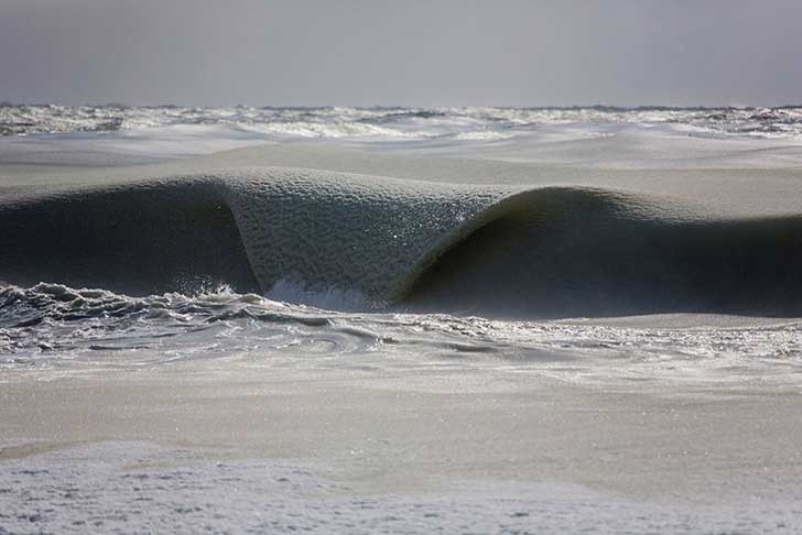 ola hielo 2 - Ondas de praia americana são congeladas após ter frio intenso e as imagens são de impressionar
