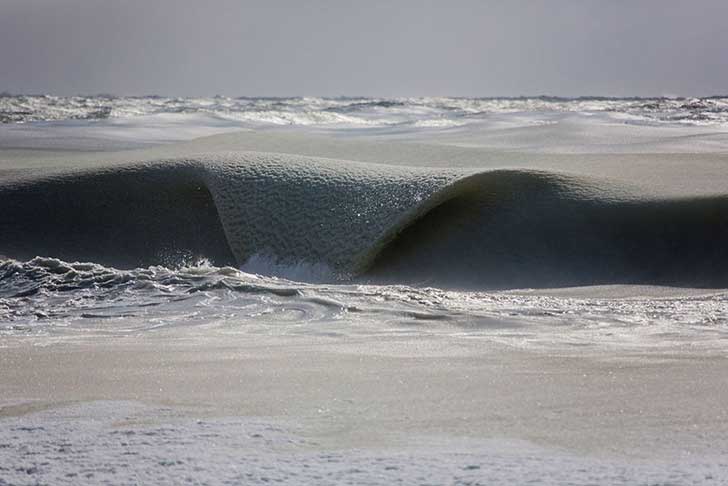 revistacarpediem.com - Ondas de praia americana são congeladas após ter frio intenso e as imagens são de impressionar