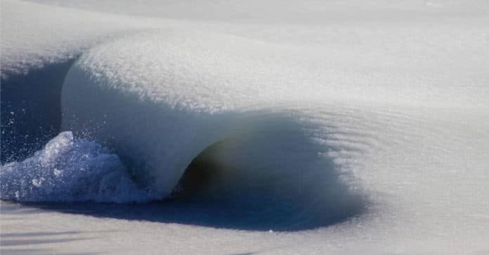 revistacarpediem.com - Ondas de praia americana são congeladas após ter frio intenso e as imagens são de impressionar