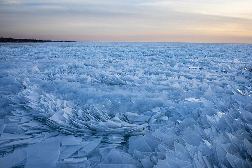 revistacarpediem.com - Lago congelado de Michigan se quebra em milhões de fragmentos e resulta em um lugar mágico