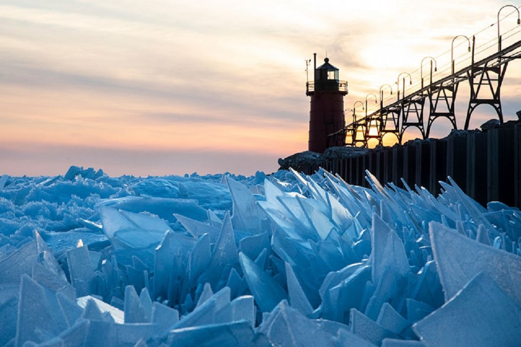 Lago congelado de Michigan se quebra em milhões de fragmentos e resulta em um lugar mágico