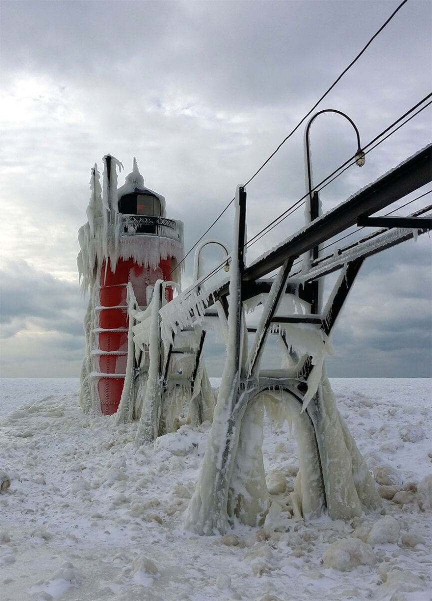 ice shards frozen lake michigan 5c938d632b9f8 880 - Lago congelado de Michigan se quebra em milhões de fragmentos e resulta em um lugar mágico