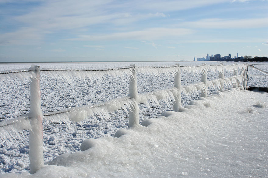 revistacarpediem.com - Lago congelado de Michigan se quebra em milhões de fragmentos e resulta em um lugar mágico