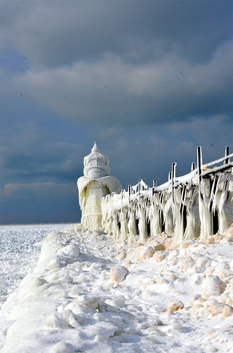 ice shards frozen lake michigan 5c938d6ab64ee 880 - Lago congelado de Michigan se quebra em milhões de fragmentos e resulta em um lugar mágico