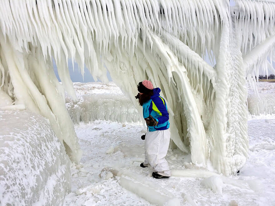 ice shards frozen lake michigan 5c938d70892f7 880 - Lago congelado de Michigan se quebra em milhões de fragmentos e resulta em um lugar mágico