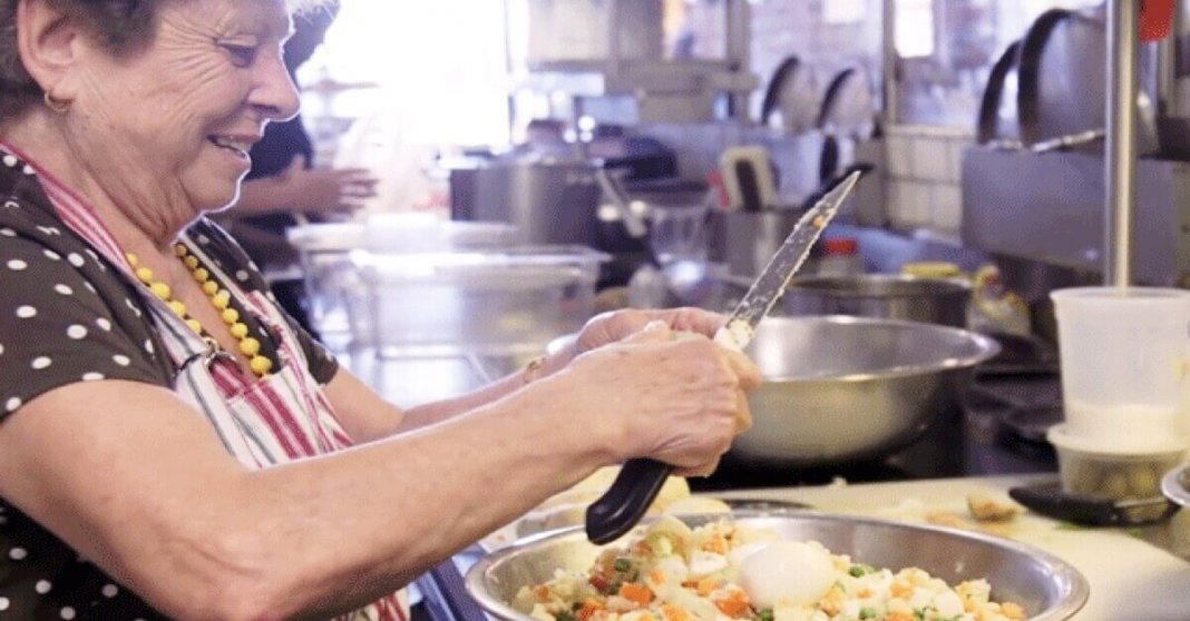 Restaurante decidiu contratar “avós” e agora tem a melhor comida caseira