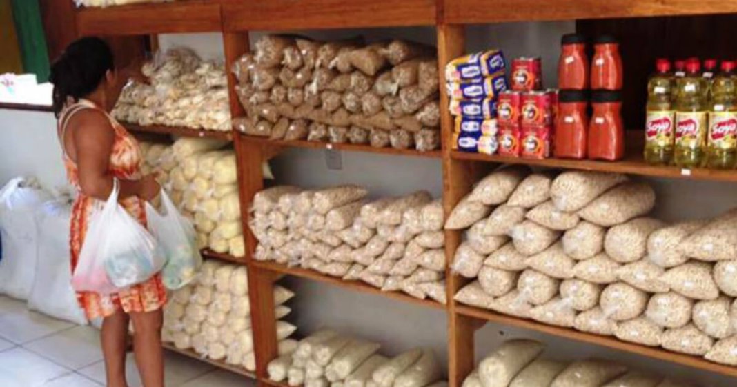 Em supermercado no Estado do Acre, moradores podem comprar comida com lixo reciclável