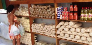 Em supermercado no Estado do Acre, moradores podem comprar comida com lixo reciclável