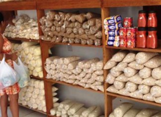 Em supermercado no Estado do Acre, moradores podem comprar comida com lixo reciclável