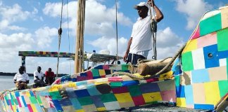 Barco feito inteiramente de chinelos está limpando o Quênia do plástico