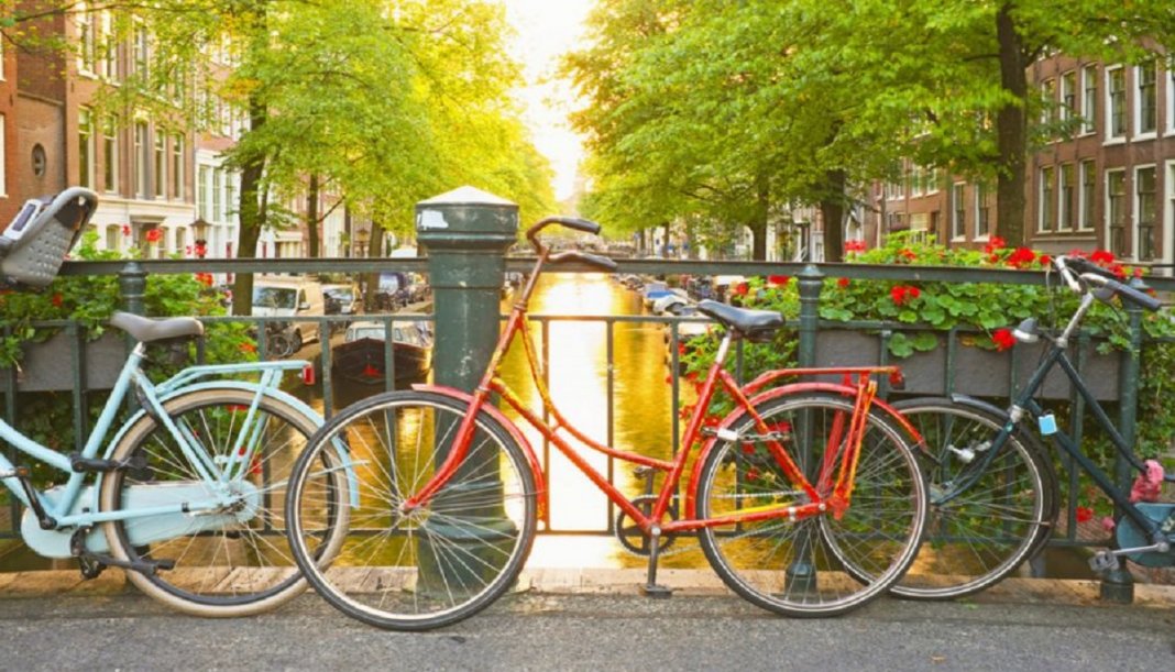 Holandeses estão sendo pagos para trocar carros por bicicletas