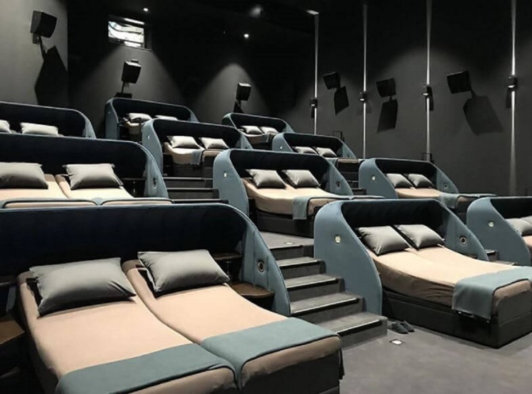 Cinema que trocou assentos comuns por camas de casais