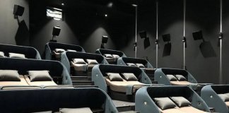 Cinema que trocou assentos comuns por camas de casais