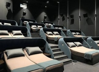 Cinema que trocou assentos comuns por camas de casais