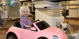 Hospital dá às crianças pequenos carros para dirijam ao centro cirúrgico menos estressadas