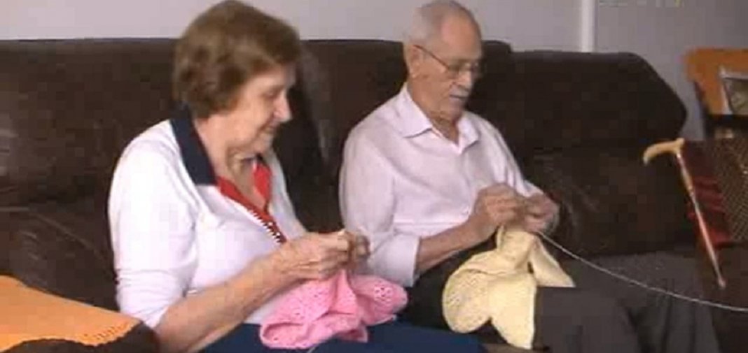 Casal de velhinhos tricota enxovais para bebês e doa a famílias carentes
