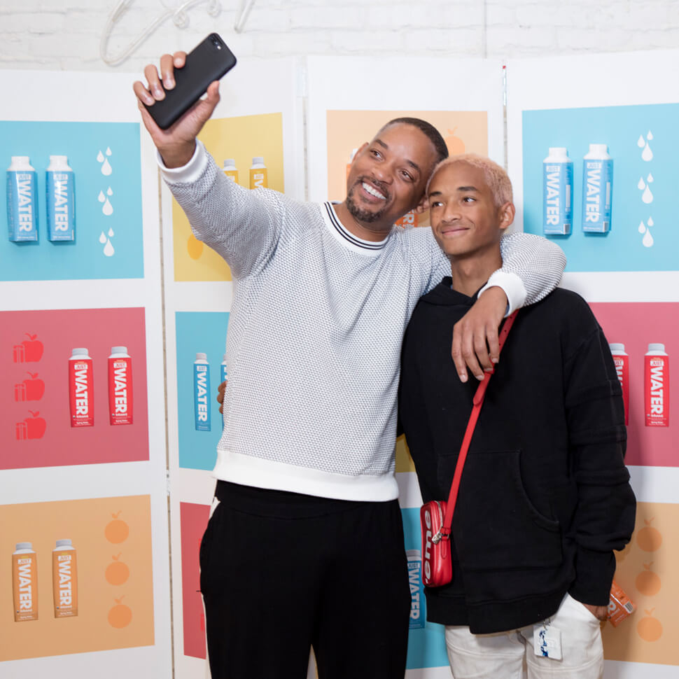 revistacarpediem.com - Jaden Smith filho de Will Smith inaugura restaurante móvel para moradores de rua