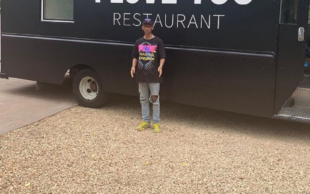 Jaden Smith filho de Will Smith inaugura restaurante móvel para moradores de rua