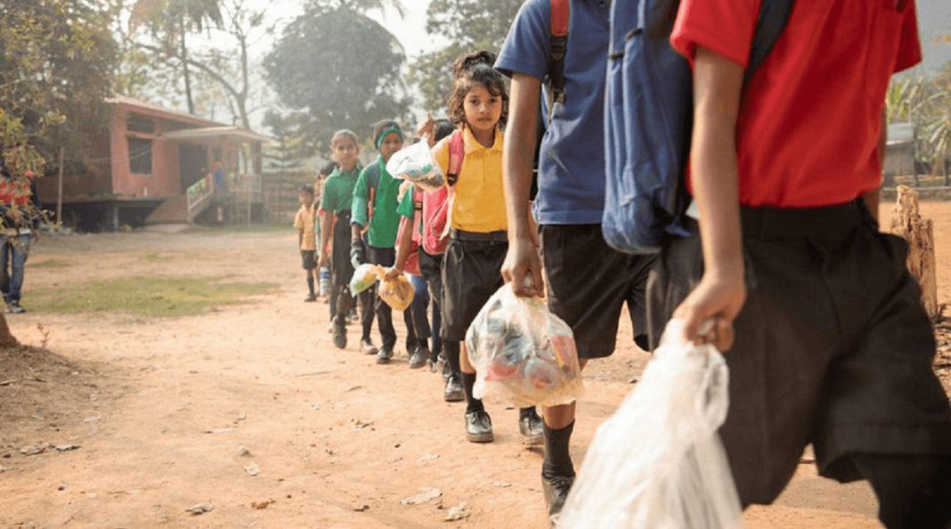 Escola Indiana aceita lixo plástico como forma de pagamento