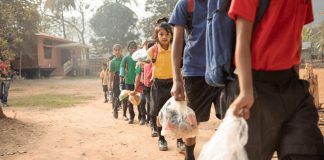 Escola Indiana aceita lixo plástico como forma de pagamento