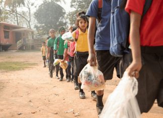 Escola Indiana aceita lixo plástico como forma de pagamento