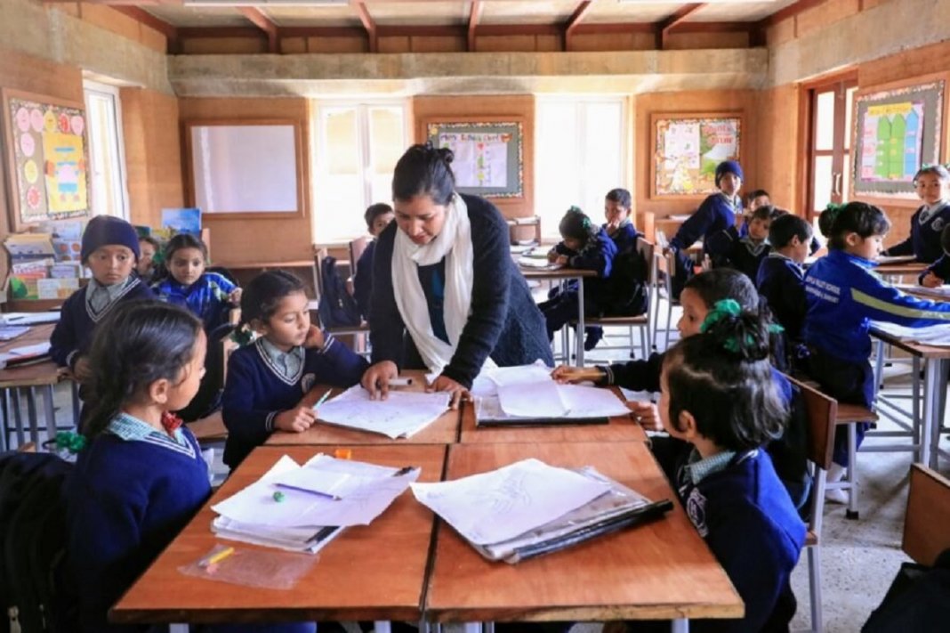 Escola feita de terra batida utiliza energia solar e água da chuva