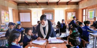 Escola feita de terra batida utiliza energia solar e água da chuva