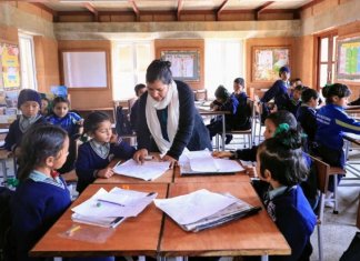 Escola feita de terra batida utiliza energia solar e água da chuva