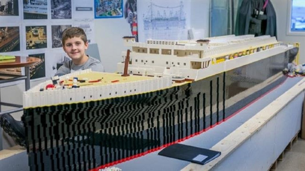 Criança autista usou peças de LEGO para construir a maior réplica do Titanic já vista