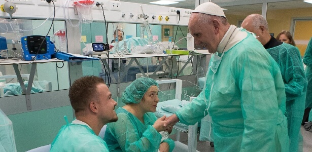 papa visita2 - Papa ao visitar de surpresa UTI neonatal, emocionou a todos confortando pais de bebês internados