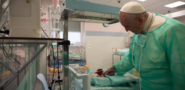 papa visita3 - Papa ao visitar de surpresa UTI neonatal, emocionou a todos confortando pais de bebês internados