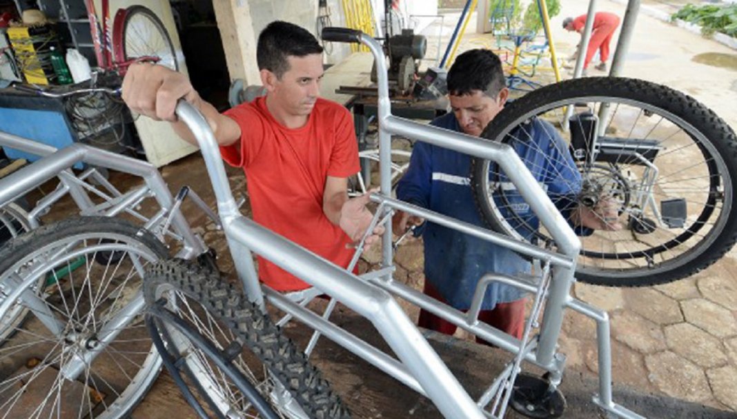 Presos transformam bicicletas roubadas em cadeiras de rodas para pessoas carentes