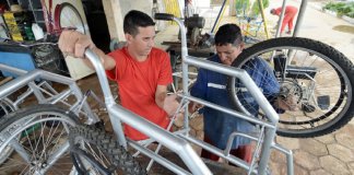 Presos transformam bicicletas roubadas em cadeiras de rodas para pessoas carentes