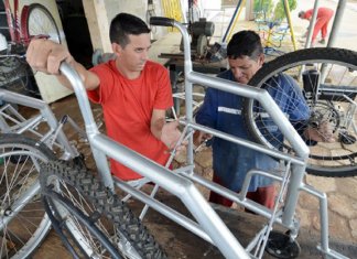 Presos transformam bicicletas roubadas em cadeiras de rodas para pessoas carentes