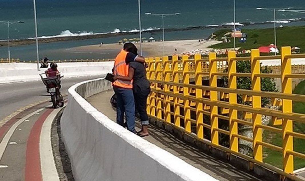 Grupo religioso acampa em ponte e evita ao menos 16 suicídios