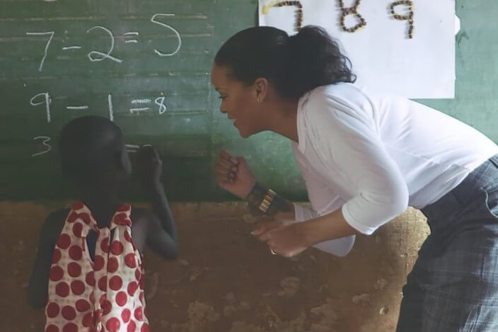 revistacarpediem.com - Rihanna coloca a mão na massa ao ajudar a construir um hospital no Malaui