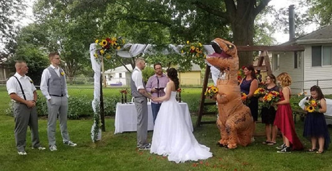 Noiva deixa tema livre em seu casamento e sua irmã vai fantasiada de T-REX