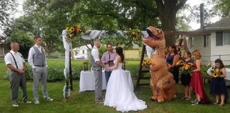 Noiva deixa tema livre em seu casamento e sua irmã vai fantasiada de T-REX