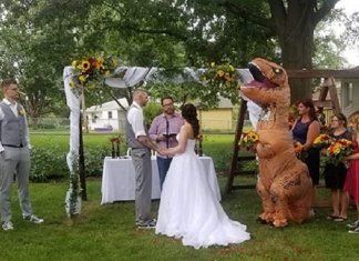 Noiva deixa tema livre em seu casamento e sua irmã vai fantasiada de T-REX