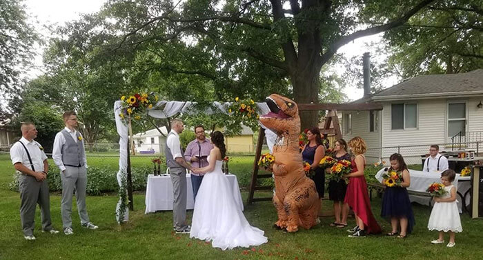 revistacarpediem.com - Noiva deixa tema livre em seu casamento e sua irmã vai fantasiada de T-REX