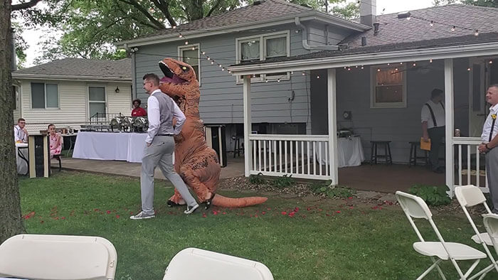 revistacarpediem.com - Noiva deixa tema livre em seu casamento e sua irmã vai fantasiada de T-REX