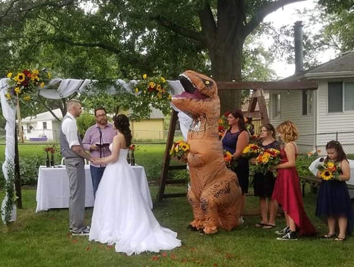 revistacarpediem.com - Noiva deixa tema livre em seu casamento e sua irmã vai fantasiada de T-REX