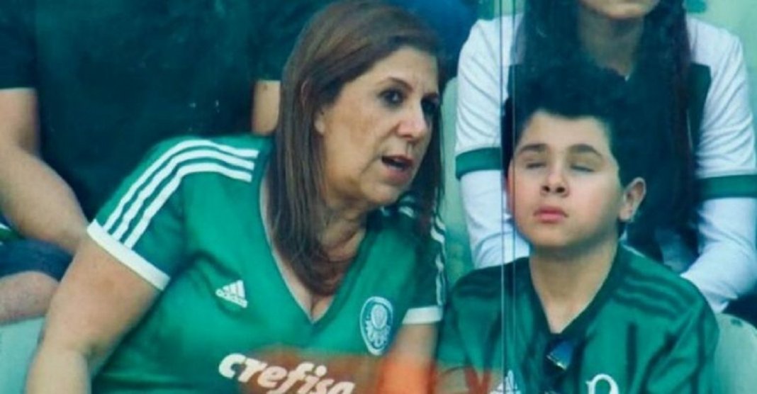 Mãe narra jogo para filho cego e se torna finalista de prêmio FIFA de melhor torcedora