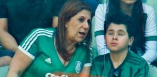 Mãe narra jogo para filho cego e se torna finalista de prêmio FIFA de melhor torcedora